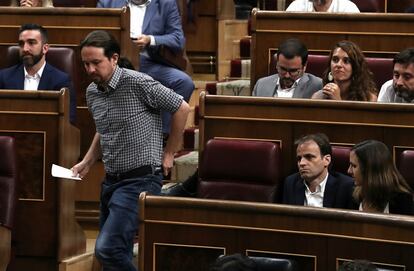 El líder de Unidas Podemos Pablo Iglesias se dirige hacia la tribuna de oradores para responder al candidato del PSOE Pedro Sánchez durante el Pleno de Investidura.