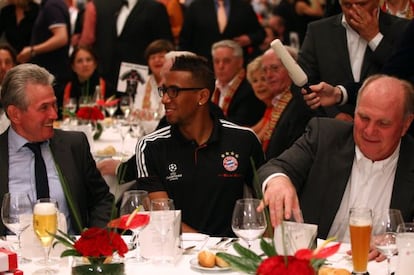 Jupp Heynckes, Jérome Boateng y Uli Hoeness celebran en el hotel la victoria ante el Real Madrid.