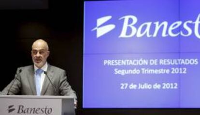 El consejero delegado de Banesto, Javier San Félix, durante su intervención en la presentación de los resultados del banco correspondientes al primer semestre de 2012. EFE/Archivo