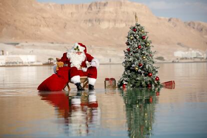 Un hombre vestido de Santa Claus en el Mar Muerto, en un evento organizado por Israel en 2020.