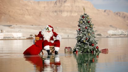 Un hombre vestido de Santa Claus en el Mar Muerto, en un evento organizado por Israel en 2020.