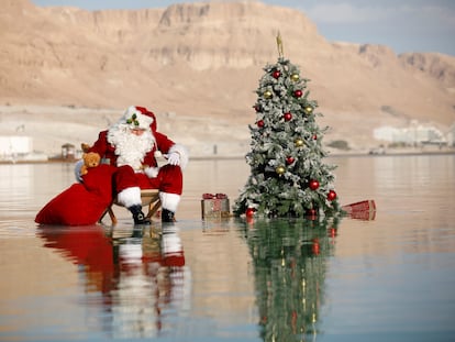 Un hombre vestido de Santa Claus en el Mar Muerto, en un evento organizado por Israel en 2020.