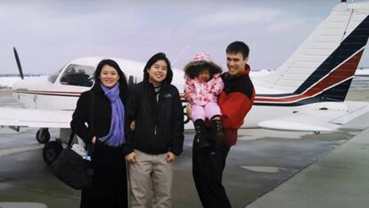 La piloto y misionera Joyce Lin (segunda por la izquierda) delante de una avioneta.