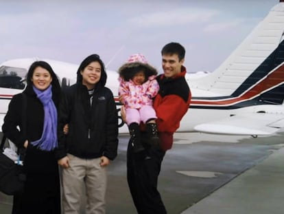 La piloto y misionera Joyce Lin (segunda por la izquierda) delante de una avioneta.