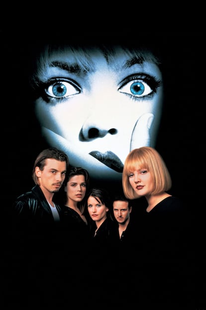La primera de las películas de 'Scream. Vigila quién llama'' se estrenó en Estados Unidos en diciembre de 1996. Una película que se convirtió en un éxito, pues su producción costó 14 millones de dólares y recaudó 100 millones en la taquilla estadounidense. A la primera cinta, le seguirían tres películas más, la última de ellas estrenada en 2011.