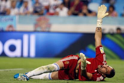 El portero del Zaragoza, Roberto, se lamenta tras el segundo gol de C. Ronaldo.