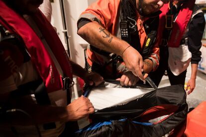Un técnico comprueba que los chalecos salvavidas que portan los rescatados son falsos, el 9 de junio de 2018.