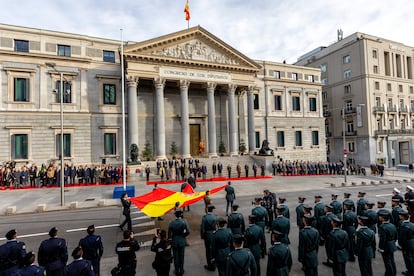 Soldados y personalidades durante el izado de bandera frente al Congreso de los Diputados.