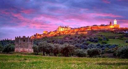 Vista de la muralla de Monsaraz, en el centro del Alentejo.