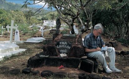 Mario Vargas Llosa, junto a la tumba de Paul Gaugin, en las islas Marquesas (Polinesia Francesa).