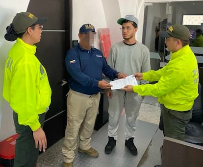 Greg Oliver Higuera, alias Maquia, con gorra y vestimenta gris, detenido en Colombia.