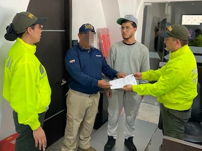 Greg Oliver Higuera, alias Maquia, con gorra y vestimenta gris, detenido en Colombia.