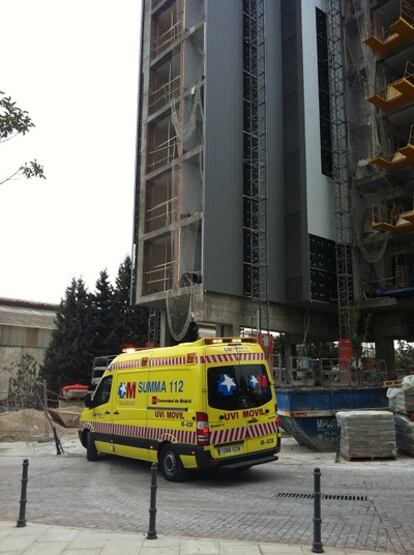 Una ambulancia del Summa delante del edificio de la avenida de la Constitución de Coslada donde ocurrió el accidente.