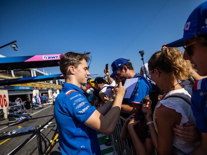 Óscar Piastri firma autógrafos durante el GP de Francia.