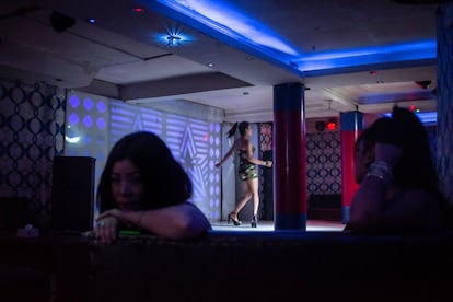 <p>Varias mujeres y niñas permanecen sentadas mientras otra baila para los clientes en un bar con espectáculo de los muchos que sirven de tapadera a un burdel en el centro de Katmandú, Nepal.   </p>

<p>A menudo, la promesa de un empleo en las mayores ciudades nepalíes tienta a las chicas pobres, ingenuas, y muchas veces maltratadas, para que caigan en el trabajo forzado y la explotación sexual en bares con espectáculos de baile y salones de masaje para una clientela extranjera en su mayoría.</p>

<p>Mientras que en el sector del espectáculo es frecuente intentar evitar la prostitución, los bares de bailarinas, los salones de masajes y los restaurantes con reservados son lugares de paso obligado para quienes buscan sexo. Las trabajadoras están prácticamente desprotegidas frente al acoso, y muchas veces los gerentes del local acaban obligándolas a prostituirse. En estos establecimientos, los traficantes también pueden tentar a las chicas para que crucen la frontera con India con la promesa de obtener un trabajo mejor. Una vez allí, es probable que acaben obligadas a ejercer la prostitución en vez de disfrutando la oportunidad en el negocio del espectáculo que les volvieron a prometer.  </p>