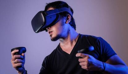 Usuario con unas gafas de realidad virtual