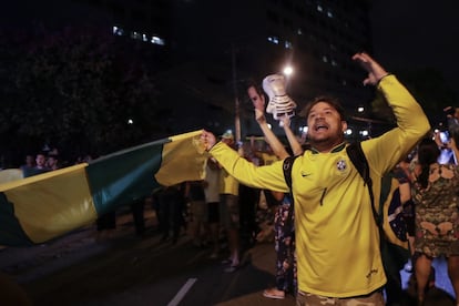 O anúncio de que Lula finalmente se entregara à PF também provocou júbilo em grupos críticos do ex-presidente. Alguns, como os da foto, foram para a sede da PF em São Paulo para 'recepcionar' o ex-presidente.