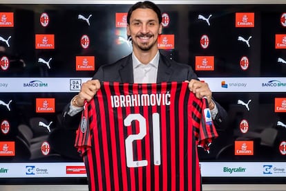 Ibrahimovic posa con la camiseta del Milan.