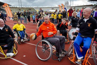 El exjugador y exentrenador del FC Barcelona, la leyenda del fútbol moderno Johan Cruyff, se subió el miércoles a una silla de ruedas en un acto benéfico que realizó su fundación. Y, esta vez, el brillante exfutbolista no necesitó los pies ni las piernas para encandilar a sus fans. El evento se celebró en el estadio Olímpico de Ámsterdam y Cruyff estuvo jugando al baloncesto con deportistas profesionales discapacitados. En esta ocasión, ellos mostraron al maestro los trucos del juego. La instalación mantuvo las puertas abiertas a lo largo de la jornada para que los asistentes pudieran practicar deporte, asistir a cursos y conocer a su ídolo.