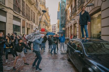 El actor Luis Prieto (Álvaro) en el rodaje de una secuencia ‘La chica de la nieve’ en las calles del centro de la ciudad andaluza.