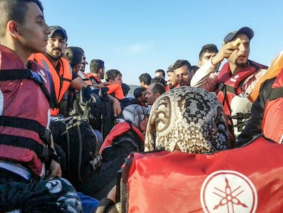 "Claro que tengo miedo. Este es el trayecto más peligroso, pero está todo en manos de Alá", se despide el joven Hamzi. Cada pasaje ha costado unos 1.000 euros. Y medio centenar de migrantes espera para subir a la lancha. "¡No quiero subirme! ¡Dijisteis que seríamos 35 y somos 50!", grita ante los traficantes Um Alí, aferrada a sus cuatro hijos en el punto de partida de las pateras. "Me cogieron por las piernas y me lanzaron dentro de la balsa sin miramiento alguno", relata esta refugiada. En la imagen, Um Alí aparece de espaldas durante el trayecto en patera.