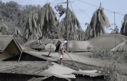 El volcán Taal, que se encuentra en medio de un lago, es uno de los más activos del archipiélago, situado en una zona de alta actividad sísmica al estar ubicado en el Cinturón de fuego del Pacífico. Miles de personas han huido de sus casas y otras procuran rehabilitarlas pese a estar completamente cubiertas de cenizas volcánicas. En la imagen, dos residentes limpian los techos de la aldea Laurel, en la provincia de Betangas (Filipinas), el 14 de enero.