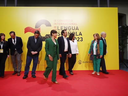 La secretaria general del CILE de Cádiz, Carmen Pastor (primera por la izquierda), junto al director del Instituto Cervantes, Luis García Montero (tercero), la portavoz del Gobierno y ministra de Política Territorial, Isabel Rodríguez; el alcalde de Cádiz, José María González,; la ministra de la Secretaría de Políticas Lingüísticas de Paraguay, Ladislaa Alcaraz de Silvero; la comisionada especial para la Alianza por la Nueva Economía de la Lengua, Cristina Gallach, y el director de la RAE, Santiago Muñoz Machado, en la clausura del congreso este jueves en Cádiz.