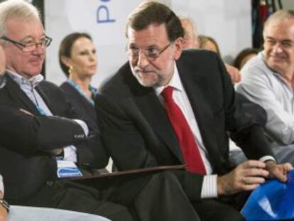 Rajoy s'adreça al ministre d'Hisenda, Cristóbal Montoro, en presència del president del PP de Múrcia, Ramón Luis Valcárcel, i Carlos Floriano, a Múrcia.