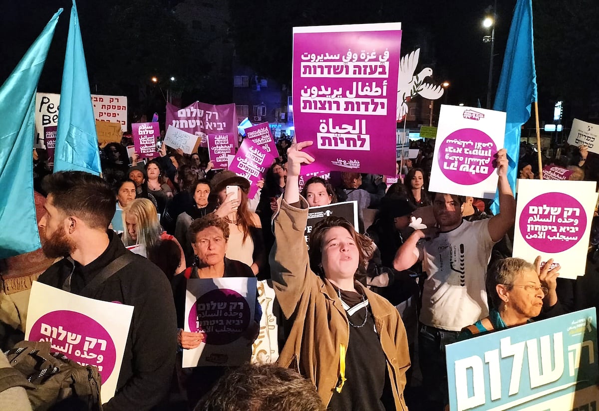 Unas 2.000 personas se manifiestan por la paz en Tel Aviv mientras ...