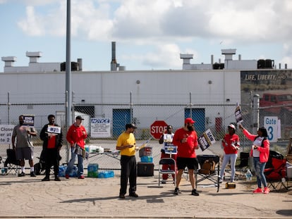 Miembros del United Auto Workers (UAW) frente al complejo de asamblea Stellantis NV Toledo en Ohio, EE. UU., el 18 de septiembre de 2023.