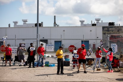 Miembros del United Auto Workers (UAW) frente al complejo de asamblea Stellantis NV Toledo en Ohio, EE. UU., el 18 de septiembre de 2023.