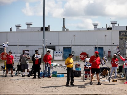 Miembros del United Auto Workers (UAW) frente al complejo de asamblea Stellantis NV Toledo en Ohio, EE. UU., el 18 de septiembre de 2023.