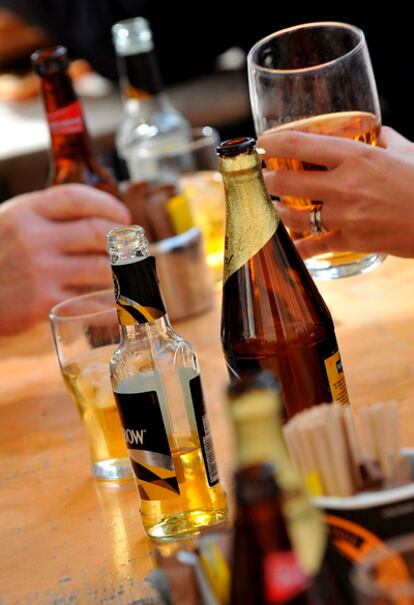 Hasta el 17% de los trabajadores españoles tiene un consumo de alcohol de 'riesgo', lo que significa que toma al menos tres bebidas durante su jornada laboral