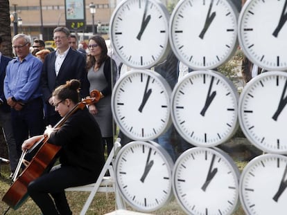 La escultura 'Prime time', y al lado miembros del Consell.