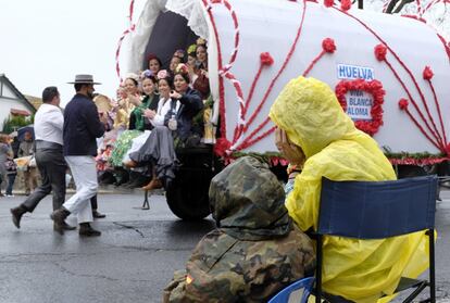 GRA104. HUELVA, 12/05/2016.- Carretas de la Hermandad del Rocío de Huelva a su salida esta mañana de la capital, es una de las 27 hermandades que han comenzado hoy su peregrinaje a la aldea almonteña de El Rocío (Huelva) y de las que más personas aporta a la romería. EFE/Julián Pérez