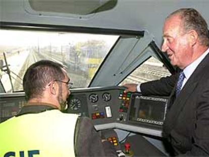 El Rey conversa con el conductor del prototipo de Talgo 350 que cubrirá la línea del AVE Madrid-Barcelona.