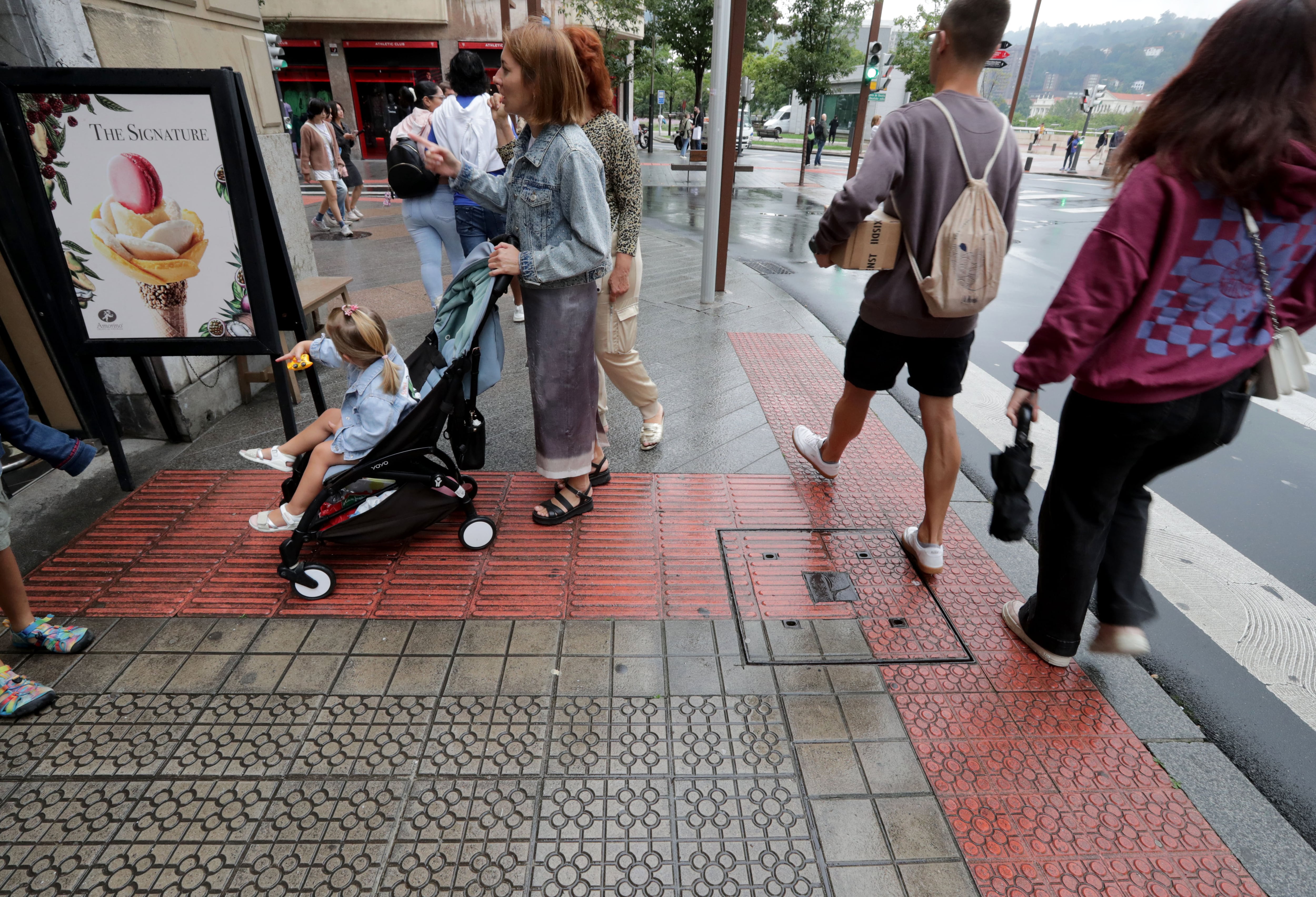 La icónica baldosa de Bilbao cada vez se pisa menos y los peatones resbalan más