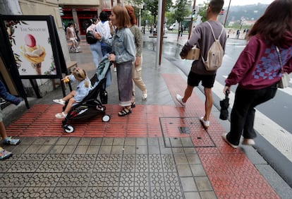 En primer plano, la típica baldosa de Bilbao que está siendo sustituida en algunos puntos por la loseta gris del fondo, junto al museo Guggenheim.