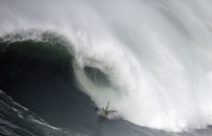 El surfista Garrett McNamara, de 47 años, se cae de una ola. Este estadounidense marcó en 2011 el récord de la ola más grande del mundo y volvió a batirlo en 2013 con otro monstruo de casi 30 metros. El británico Andrew Cotton también apareció en los periódicos de todo el mundo el pasado febrero bajo el titular de que había batido el récord. Al final, los ordenadores sentenciaron que su ola fue de 24,3 metros.