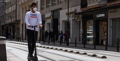 Una persona utiliza un patinete eléctrico durante el día 90 del estado de alarma en Vitoria-Gasteiz.
 