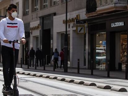 Una persona utiliza un patinete eléctrico durante el día 90 del estado de alarma en Vitoria-Gasteiz.
 