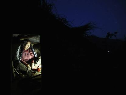 Una mujer con la regla, en una caba&ntilde;a en Nepal, en una imagen de 2014. 