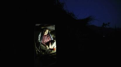 Una mujer con la regla, en una caba&ntilde;a en Nepal, en una imagen de 2014. 