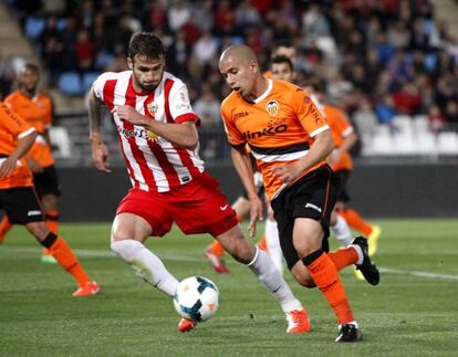 Feghouli conduce el balón ante Torsiglieri