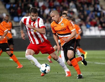 Feghouli conduce el bal&oacute;n ante Torsiglieri