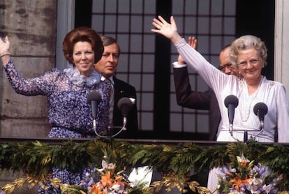 La reina Beatriz de Holanda, su esposo, el príncipe Claus, la reina Juliana, y el príncipe Bernhard, tras la abdicación de la reina Juliana en Amsterdam (Holanda). 30 de abril de 1980.