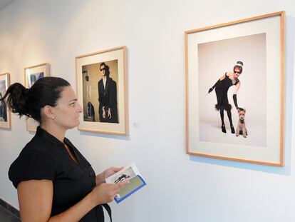 Una visitante contempla dos de los retratos de Carlos Berlanga en Gibraleón (Huelva).