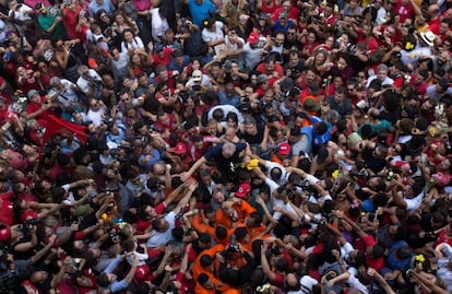 Uma foto aérea da cena, feita pelo repórter fotográfico brasileiro Francisco Proner, começou a circular rapidamente nas redes sociais simpáticas ao ex-presidente.