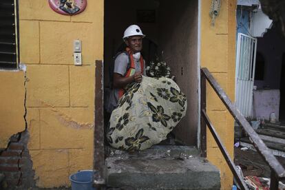 Na imagem, Hector ajuda a coletar os objetos pessoais da casa destruída de um vizinho de Jojutla."Estarei ajudando até terminar" afirma.