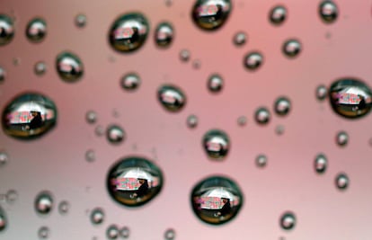 Una mujer se refleja en unas gotas de lluvia en la ciudad de Tokio (Japón).